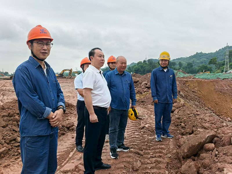 廖廷君到弘旭公司箱涵項目部現(xiàn)場調(diào)研指導工作(圖1)
